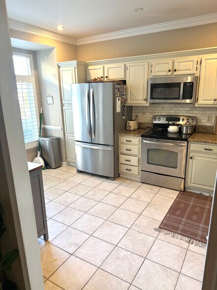 Kitchen - 111 E Colonial Dr
