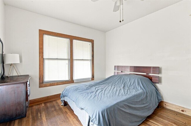 Building Photo - 1406 E 11th St
