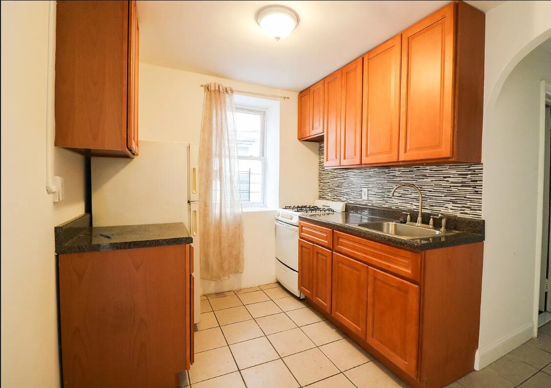 Kitchen - 167 Delancey Plz