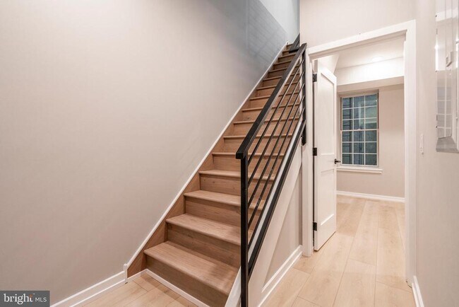 Building Photo - 713 S Mildred St