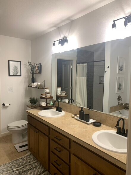 Bedroom 3 En suite bathroom - 5401 NE 66th Dr