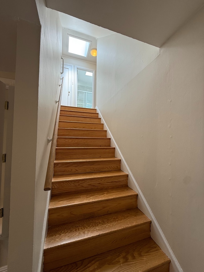 Building Photo - Spacious 3 Bedroom Home Minutes from City ...