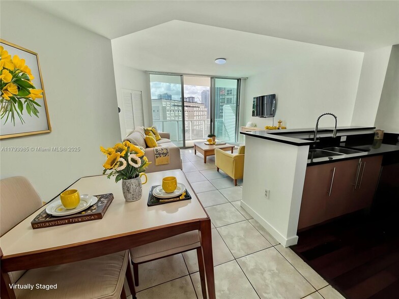 Building Photo - 300 S BISCAYNE Blvd