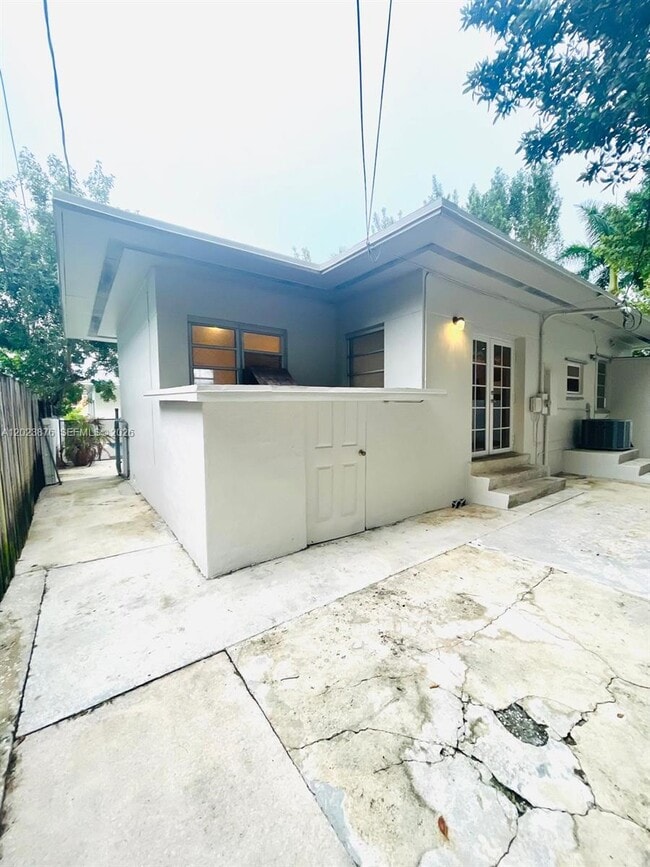 Building Photo - 1020 SW 36th Ct