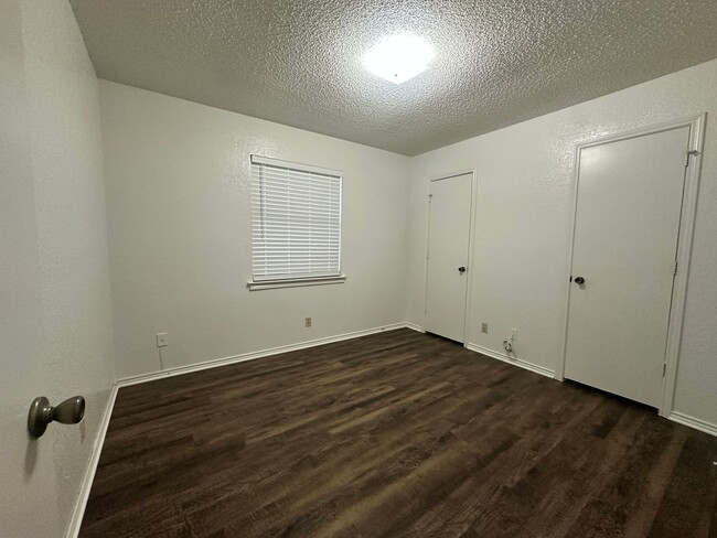 Building Photo - Coming Soon! Nice 2 Bedroom, 2 Full Bath Duplex Located in Saginaw.
