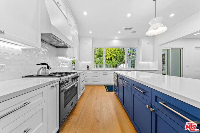 Building Photo - 530 S Bentley Ave