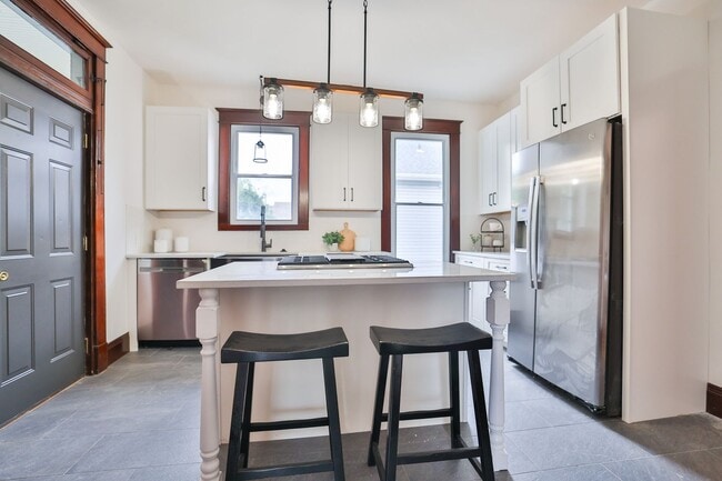 Building Photo - Newly Renovated Single Family Home