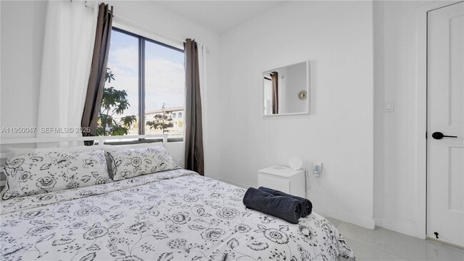 Building Photo - 417 NW 13 Ct