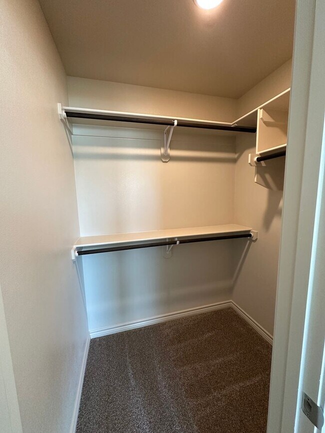 Building Photo - Fresh, Modern, and Move-In Ready!