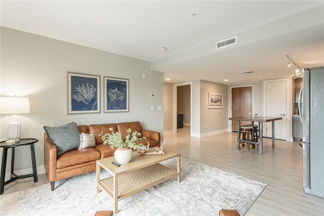 Building Photo - 205 Lakeshore Dr