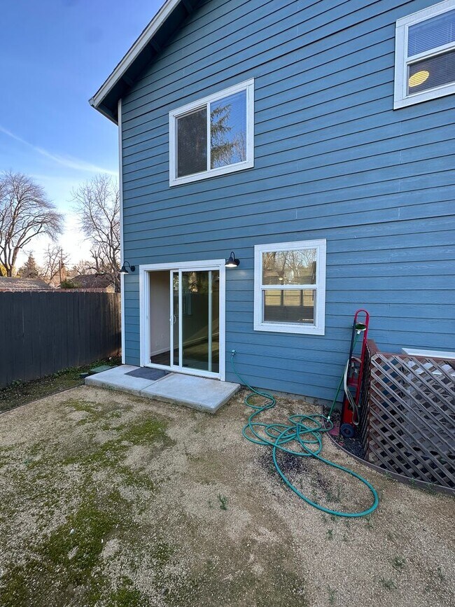 Building Photo - 1321 Palm Ave
