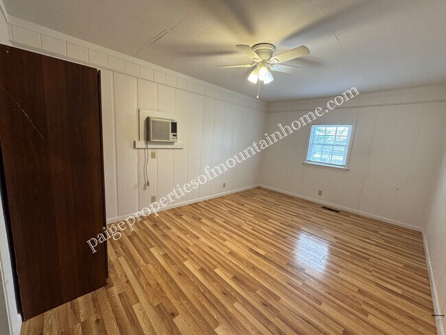 Building Photo - 3 Bedroom, 1 Bath Home on a Corner Lot