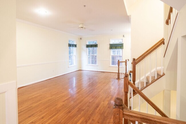 Building Photo - 719 N Vermont St