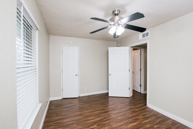 Building Photo - 115 Bernard St