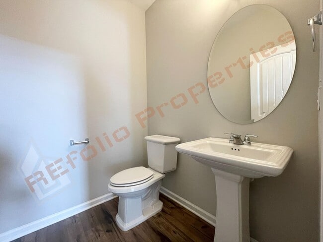 Building Photo - Beautiful End Unit 3 Story 3 bedroom, 3.5 bathroom Townhome with 2 Car-Garage in 540 Townes subdi...