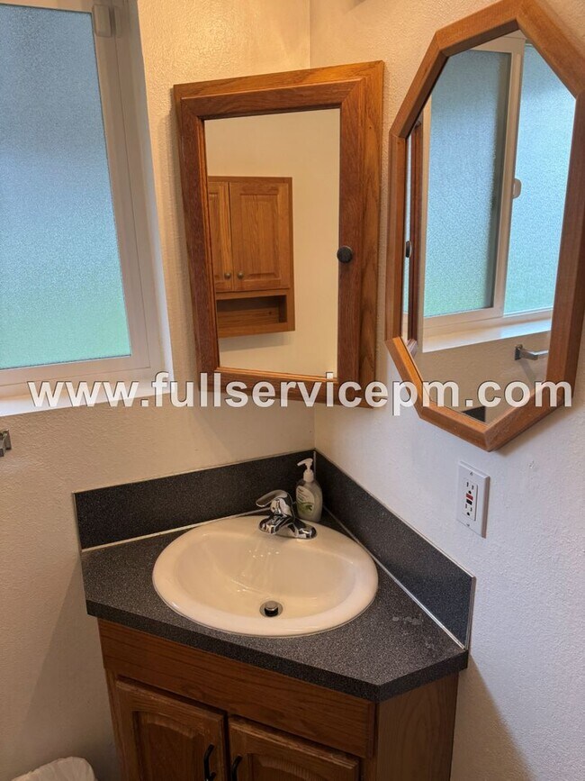 Building Photo - Basement apartment in a house