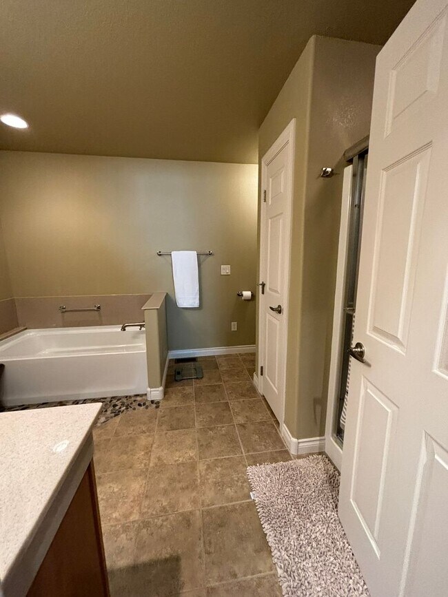 Building Photo - 3 BED | 3 BATH | TOWNHOME | DOUBLE GARAGE | WEST