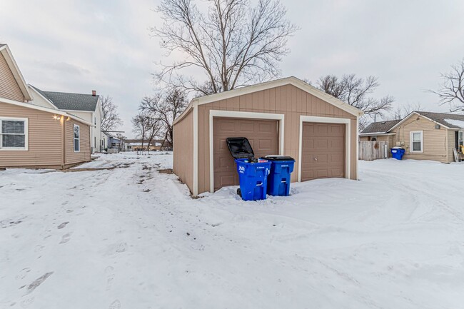 Building Photo - Newly Renovated Single Family Home