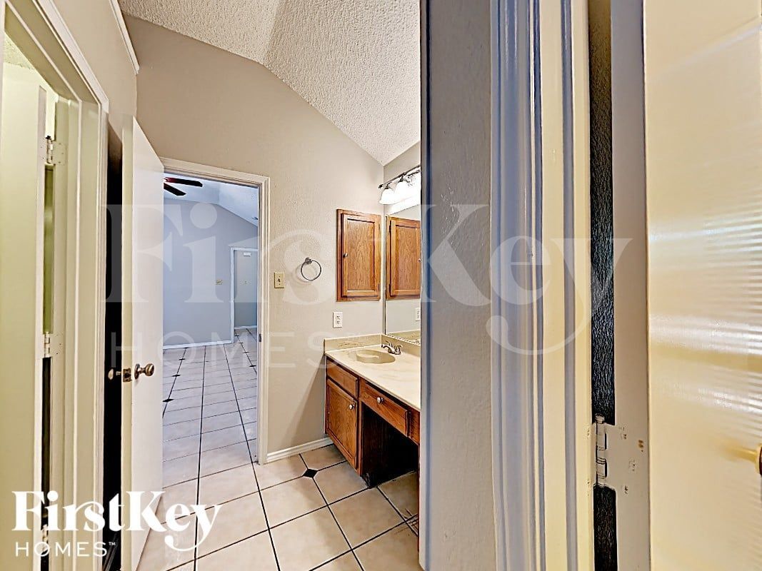Building Photo - 4949 Oak Hollow Dr