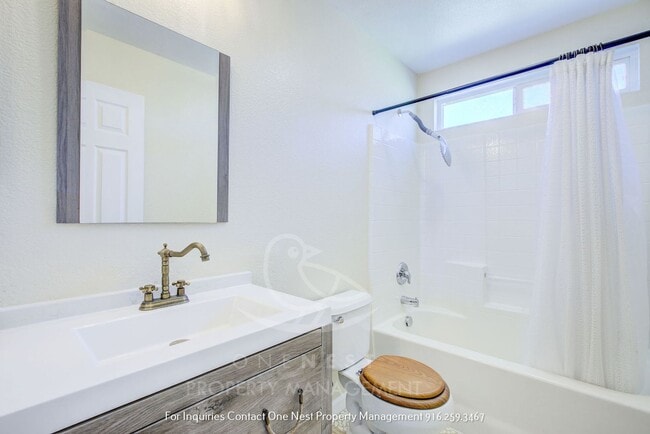 Building Photo - Huge home, Lincoln Crossing - walking dist...
