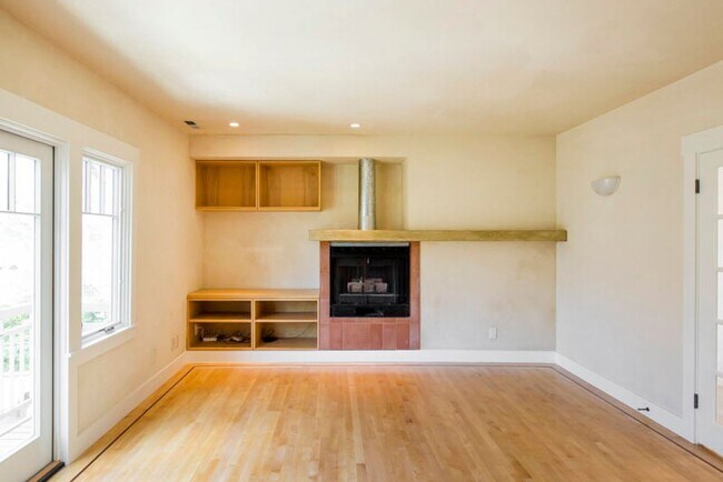Building Photo - Balcony & Gas Fireplace: Sunny Apartment i...