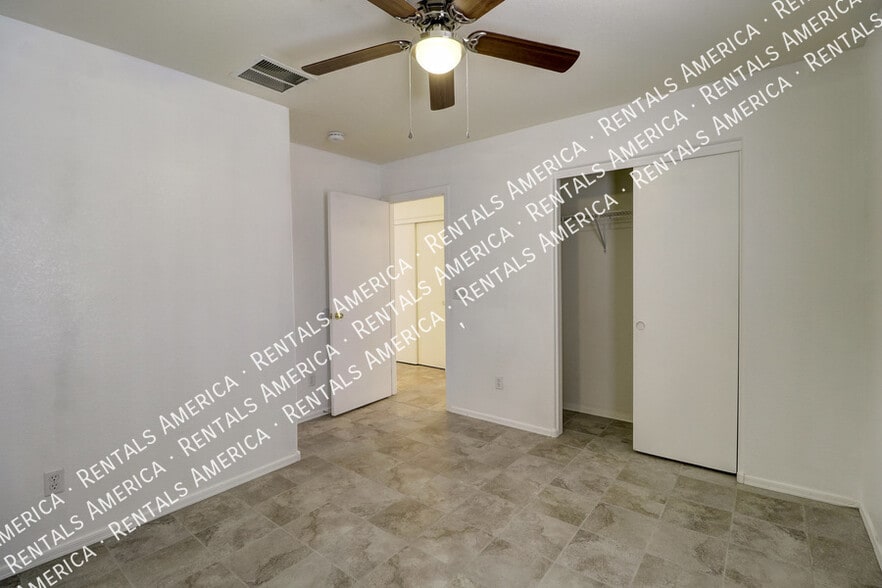 Building Photo - 6003 E Sunrise Cir