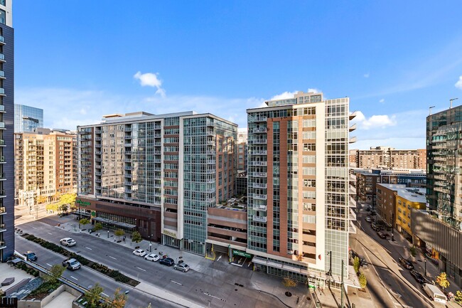 Building Photo - Gorgeous Two Bedroom Condo in The Coloradan!