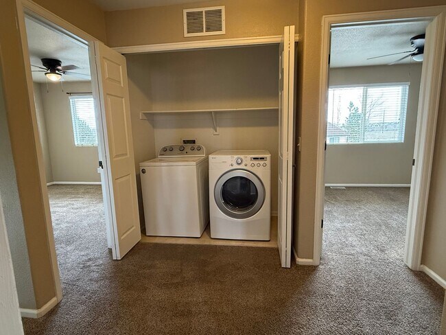 Building Photo - Beautiful 3 Bed / 3 Bath Home in Desirable D49!