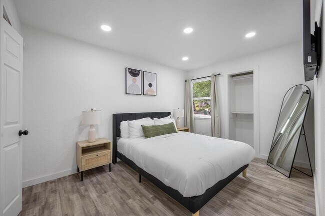 Building Photo - 6413 Chimney Creek Cir