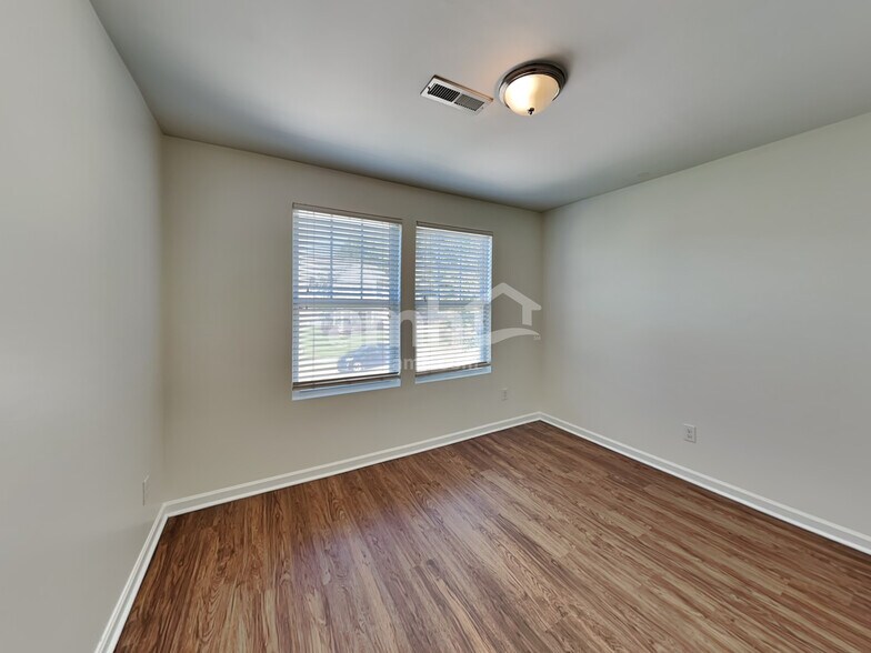 Building Photo - 10216 Daniel Dwayne Dr