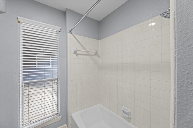 Building Photo - 11111 Midhurst Dr