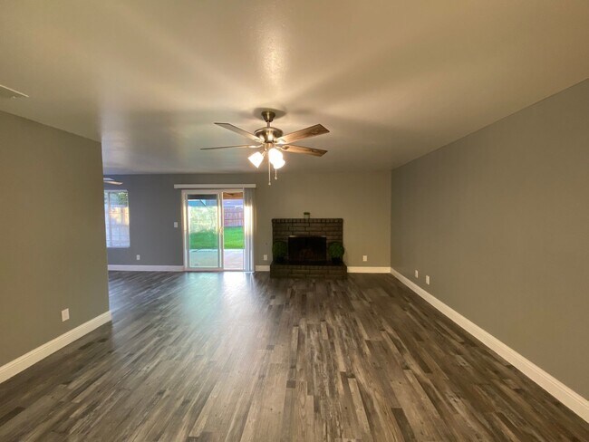 Building Photo - Gorgeous 3 BD 2 BA remodeled home availabl...