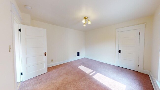 Building Photo - SPACIOUS Single Family House AVAILABLE Fal...