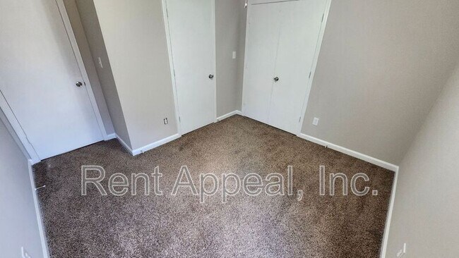 Building Photo - 587 N Shore Rd