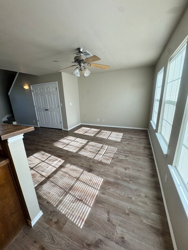 Building Photo - 2917 Creekside Dr