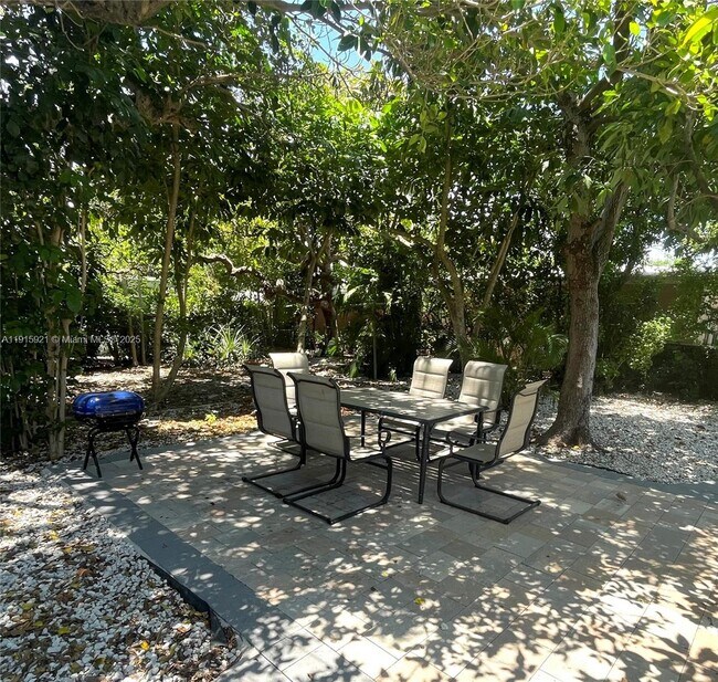 Building Photo - 1211 NE 15th Ave