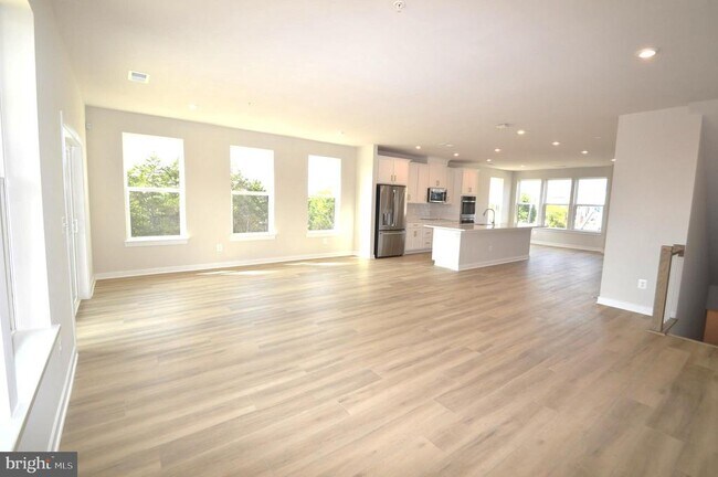 Building Photo - 43795 Middleway Ter