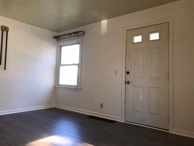 Building Photo - 866 Warwick Dr