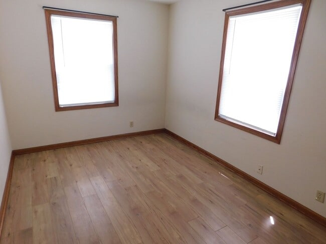 Building Photo - Nice 2-bedroom, 1-bathroom home located in...