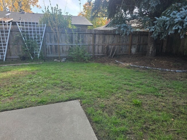 Building Photo - 3 bed 2 bath Single Home for Rent in Grants Pass