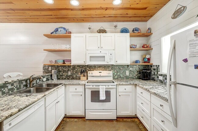 Building Photo - 2120 Eleventh Street-SI ID1023198P