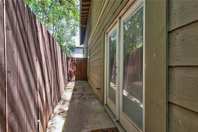 Building Photo - 1100 Azie Morton Rd