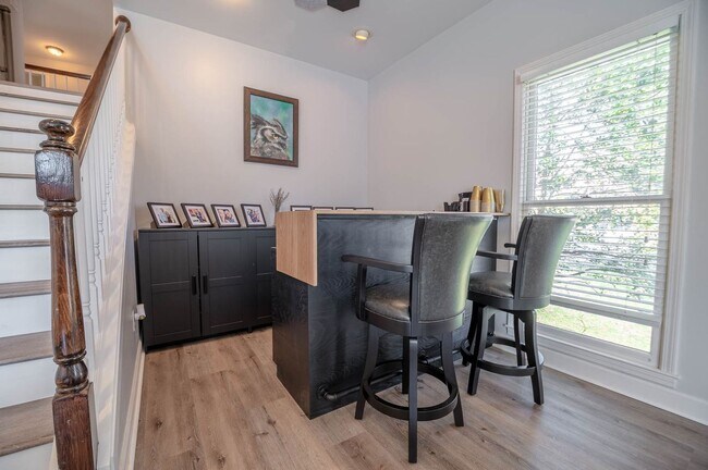 Building Photo - Spacious home situated on a fantastic cul-...