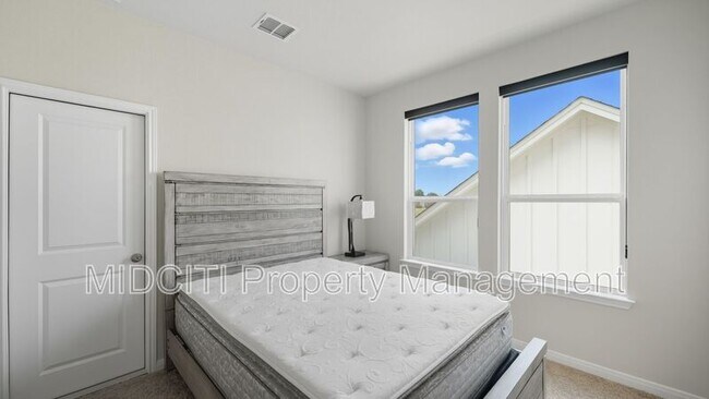 Building Photo - 2133 Hofstaat