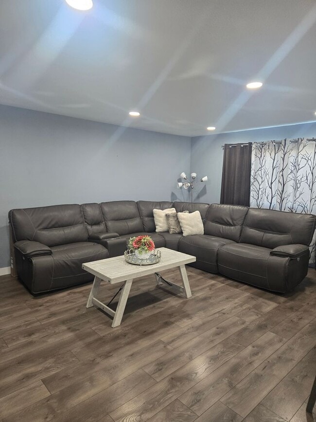 Building Photo - Beautifully Updated 3 Bed, 2 Bath Single S...