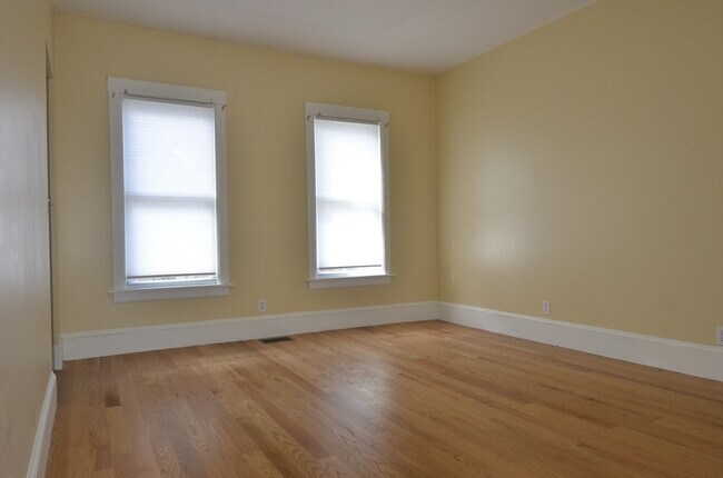 Building Photo - 68 Elm St