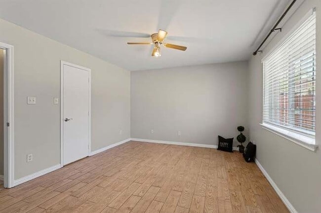 Building Photo - 3011 Castillo Dr