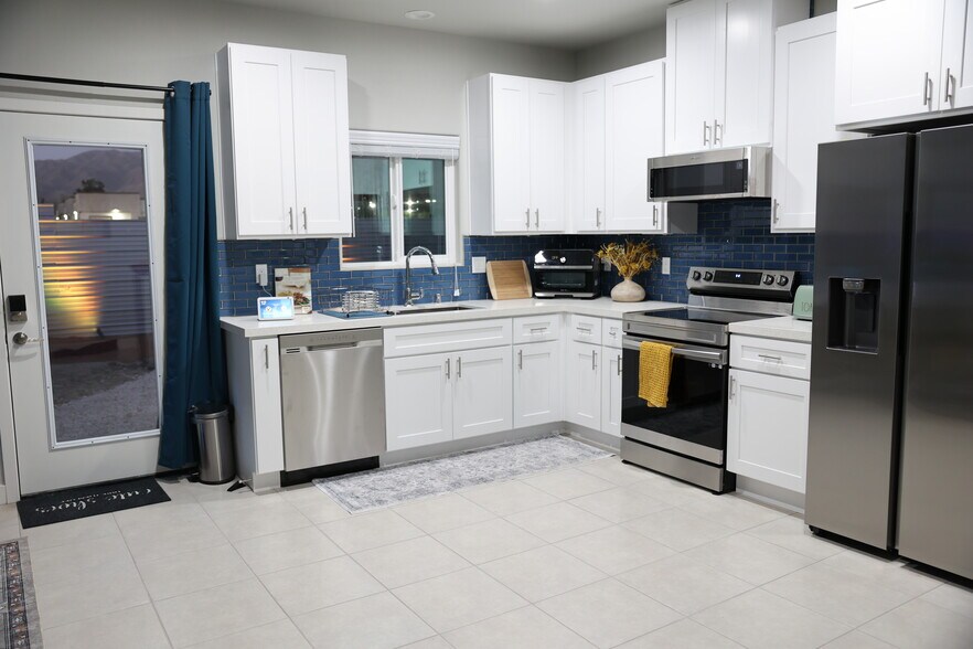 Building Photo - 13826 Caliente Dr