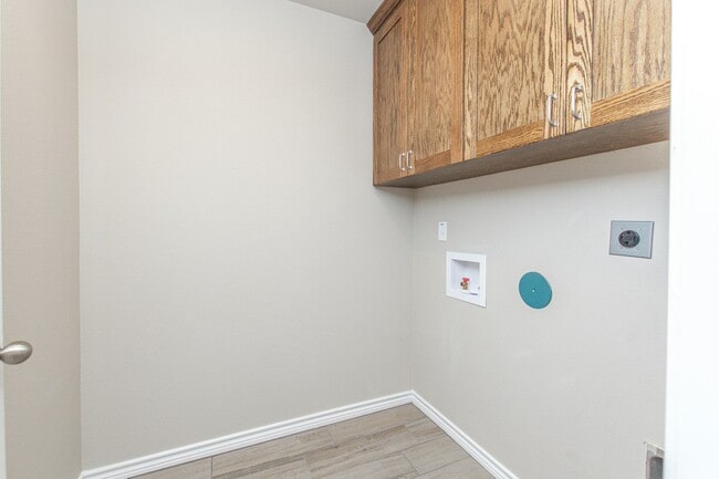 Building Photo - 2551 Leroy Ln