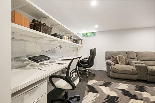 Building Photo - 79 W Cottage St